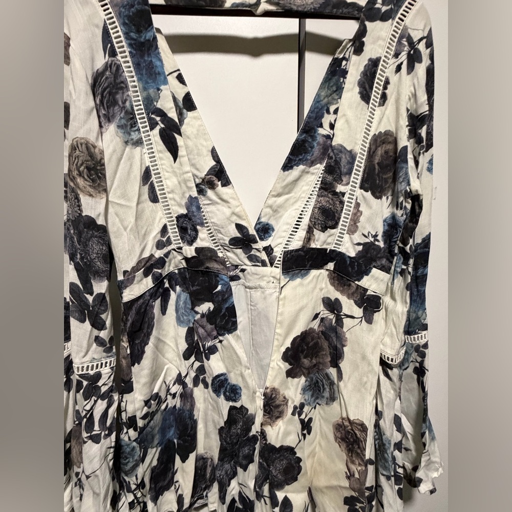L'ATISTE Deep V-neck Bell sleeves
Floral Romper - Picture 7 of 7